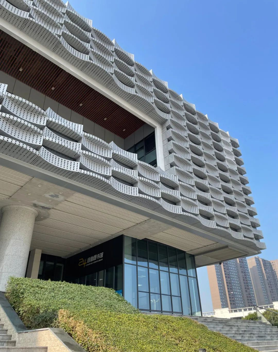 影響沖孔造型鋁單板價(jià)格的因素有哪些？