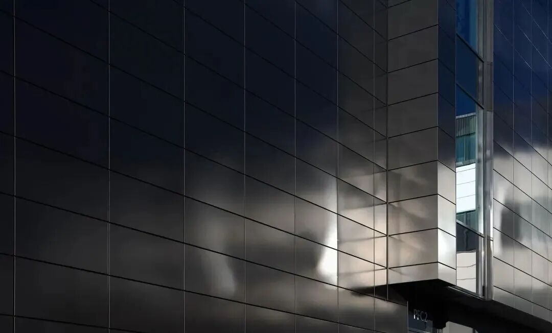 告別幕墻“哈哈鏡”！不銹鋼、鋁板、玻璃平整度提升全攻略（一）